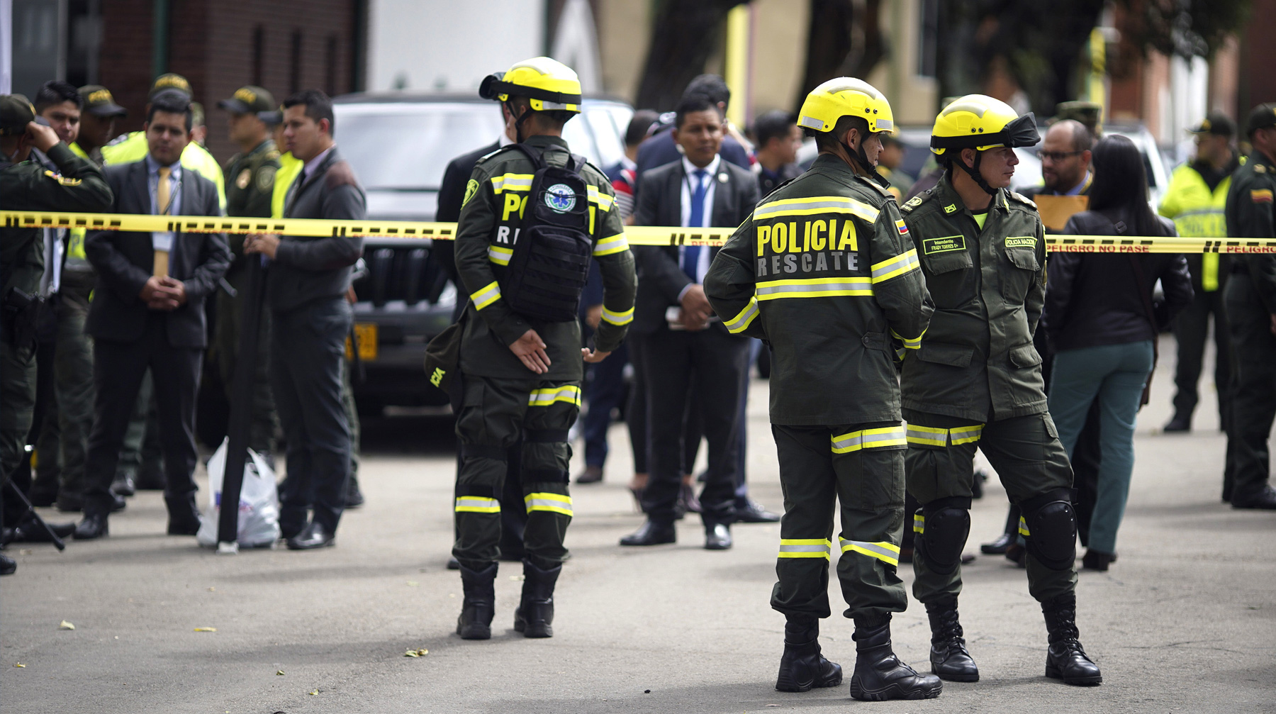 Власти выясняют, действовал мужчина один или по приказу какой-либо группировки Полицейские работают на месте взрыва автомобильной бомбы в Боготе, столице Колумбии, 17 января 2019 года