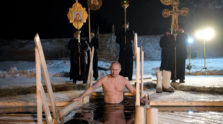 Путин принял участие в традиционном крещенском купании — Daily Storm