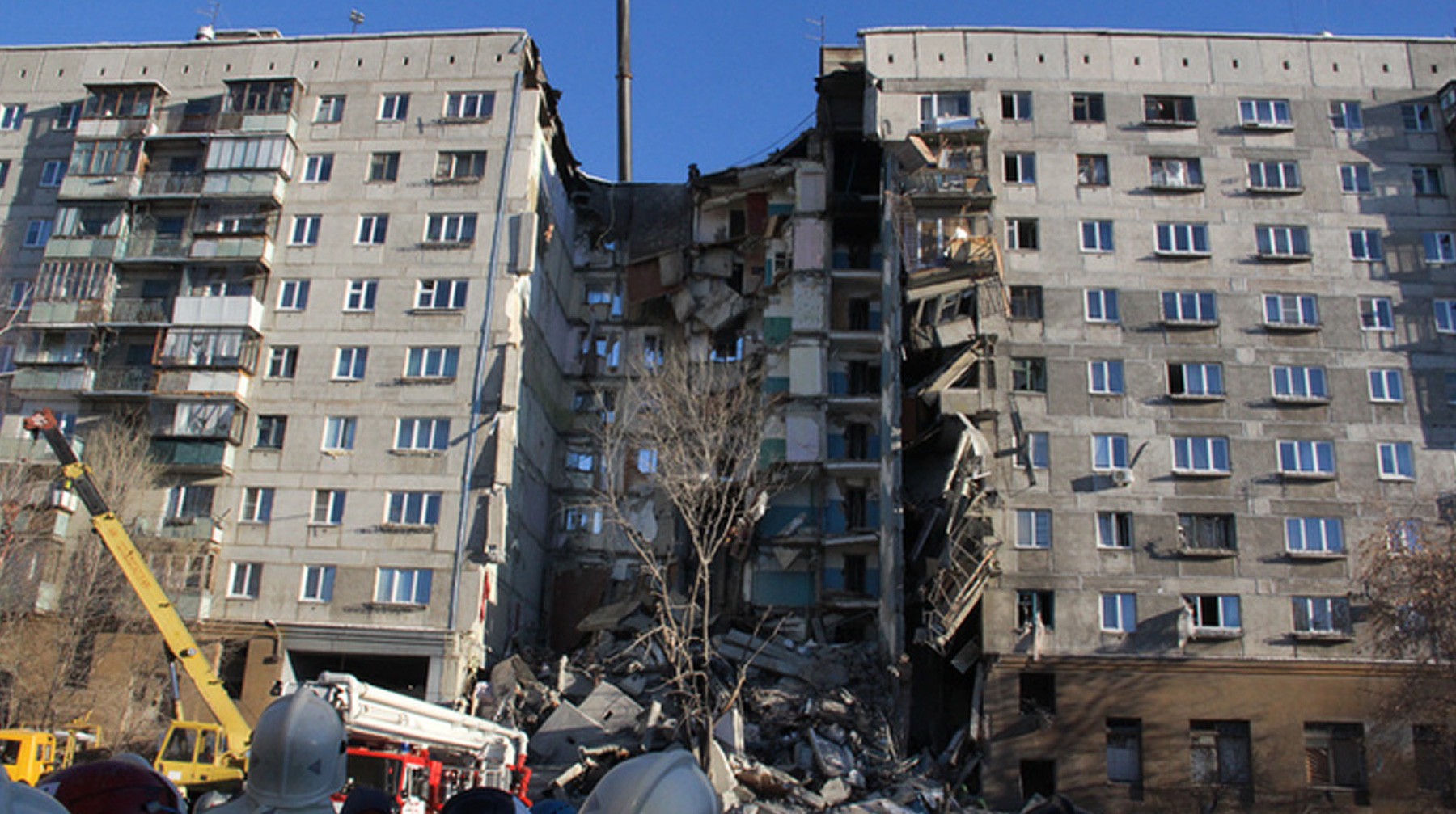 Dailystorm - Обрушение стены поврежденного взрывом дома в Магнитогорске — видео