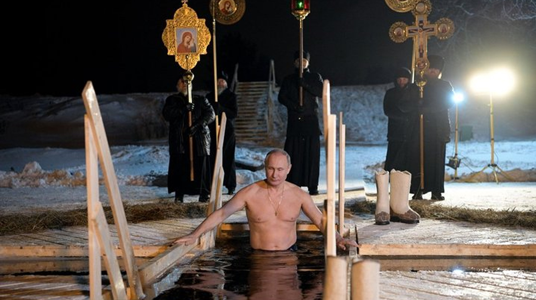 В отличие от прошлого года в этот раз президент окунулся в иордань приватным образом где-то в Подмосковье Владимир Путин участвовал в крещенских купаниях на озере Селигер, 2018 г.