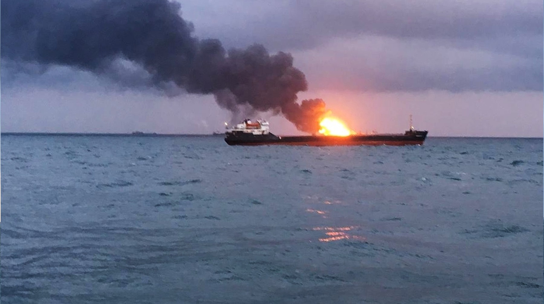 Dailystorm - С горящих танкеров в Черном море спасли 12 человек