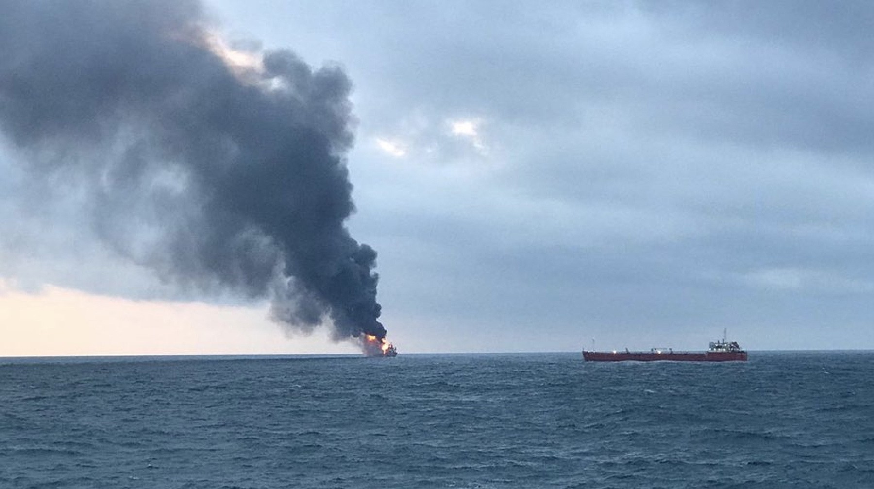 Dailystorm - В Керченском проливе горят два корабля под флагом Танзании
