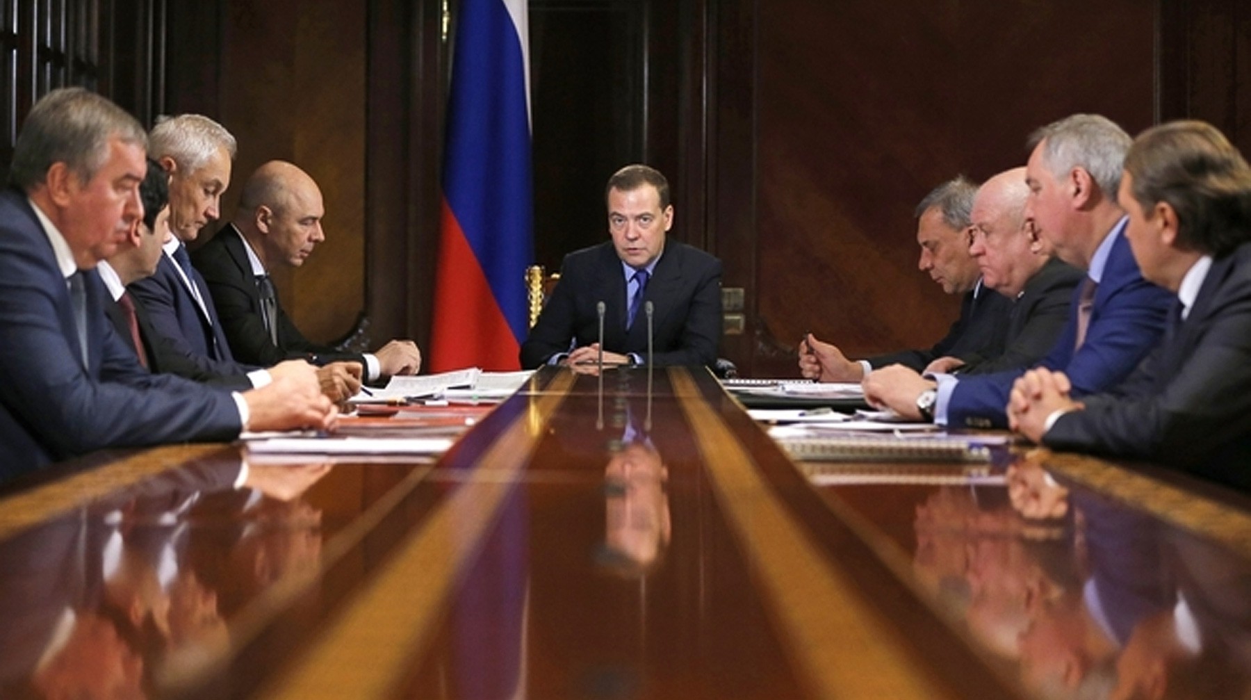 Dailystorm - Медведев посоветовал «Роскосмосу» работать, а не болтать о полетах на Луну