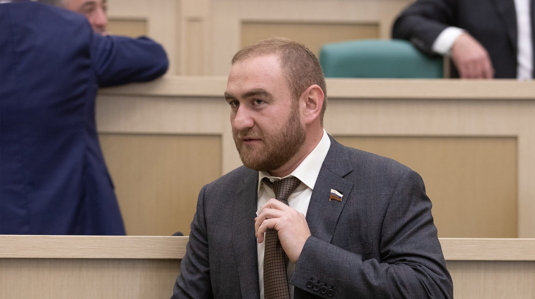 Dailystorm - Сенатор Арашуков пытался сбежать от силовиков перед задержанием в Совфеде