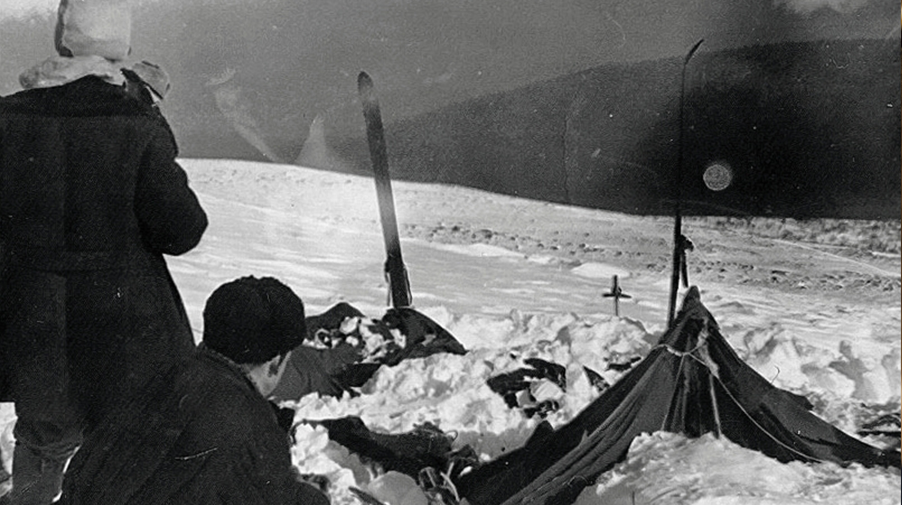 Криминал прокуроры исключили полностью Вид на найденную палатку группы, которую спасатели нашли 26 февраля 1959 г.
