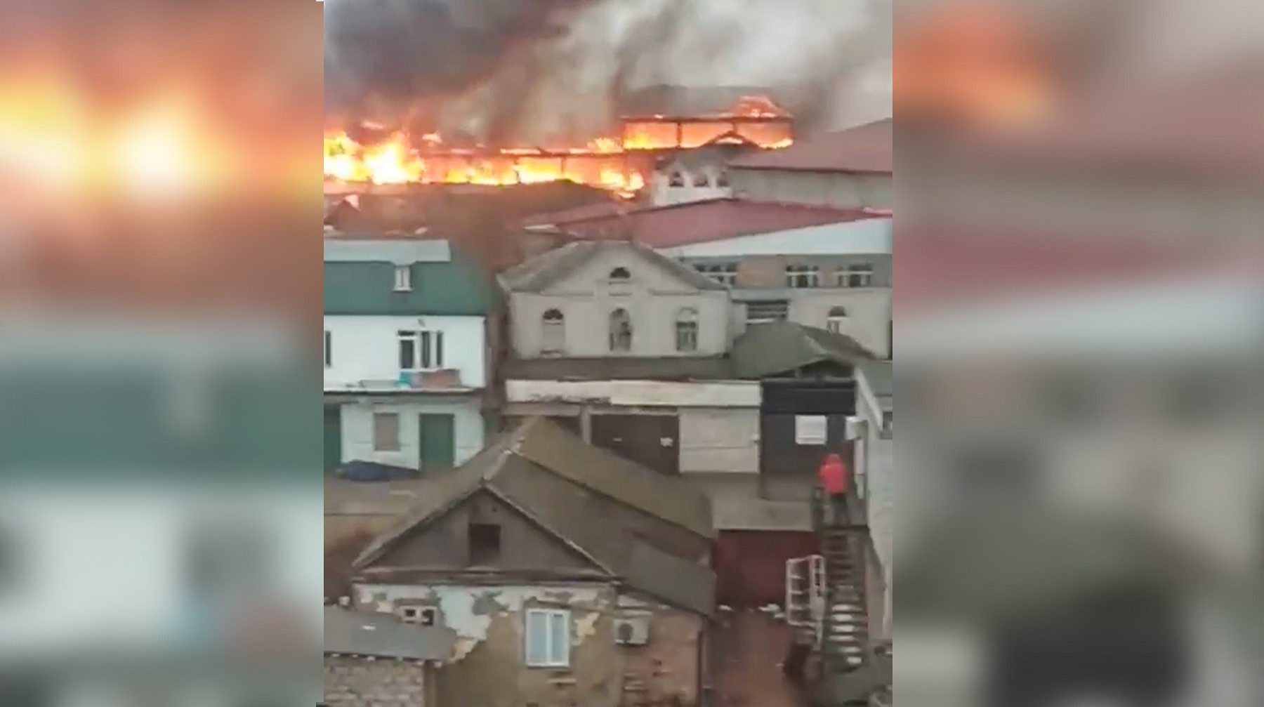 Dailystorm - Трехэтажный торговый центр загорелся в Кизляре