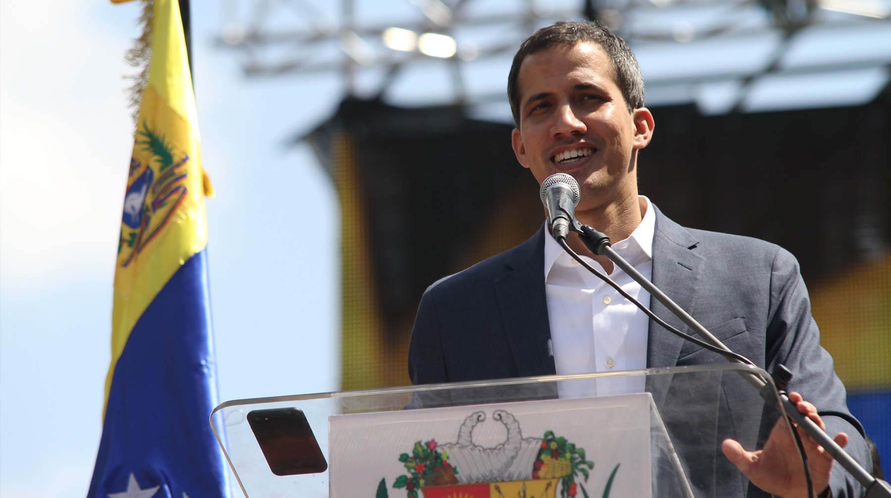 Ранее армия Венесуэлы поддержала официального президента страны Николаса Мадуро Хуан Гуайдо