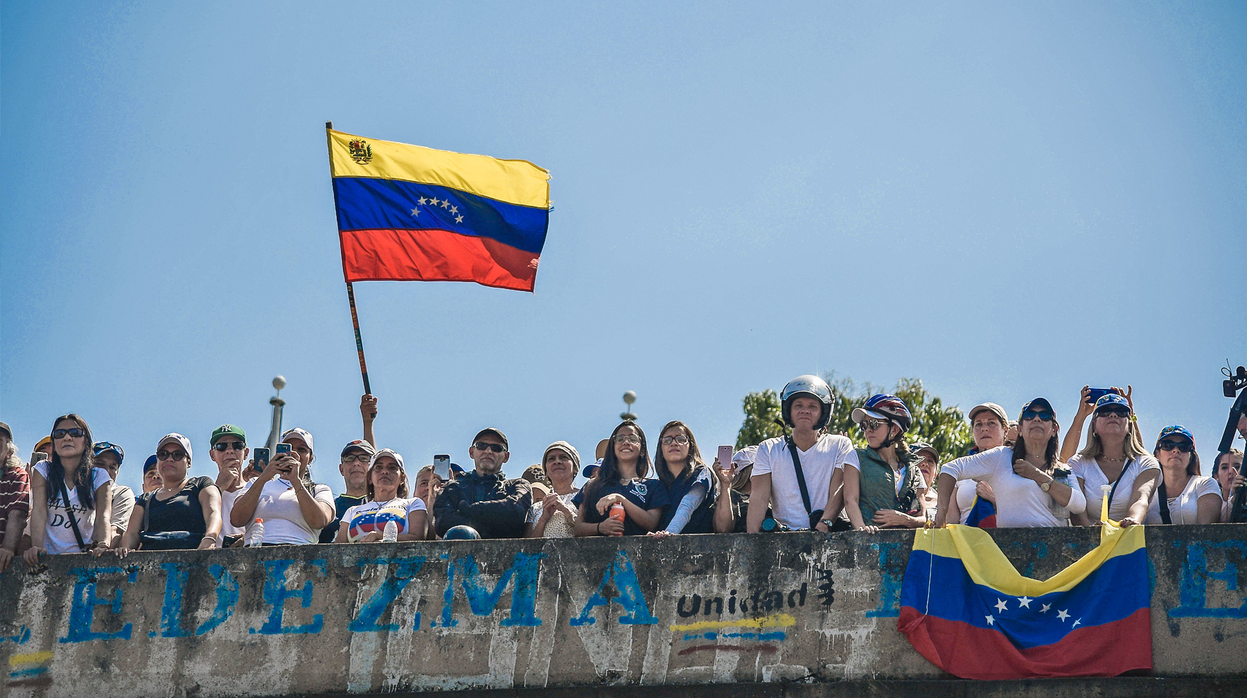 По словам венесуэльского лидера, виновником политического кризиса в стране является оппозиция Сторонники оппозиции принимают участие в акции протеста против президента Венесуэлы Николаса Мадуро, Каракас, Венесуэла, 2 февраля 2019 г.