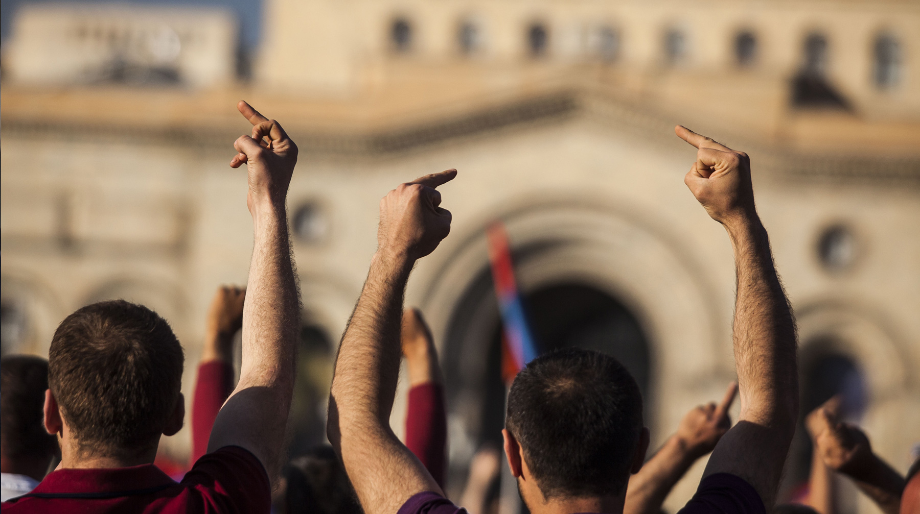 Новая программа развития страны позволит гражданам воспользоваться всеми возможностями для достижения успеха, убежден премьер Протестующие  во время парламентских слушаний, Ереван, Армения, 1 мая 2018 г.