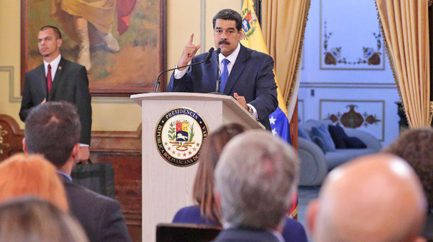 По словам лидера Венесуэлы, это поможет вернуть мир народу и восстановить экономику Президент Венесуэлы Николас Мадуро во время пресс-конференции в Каракасе