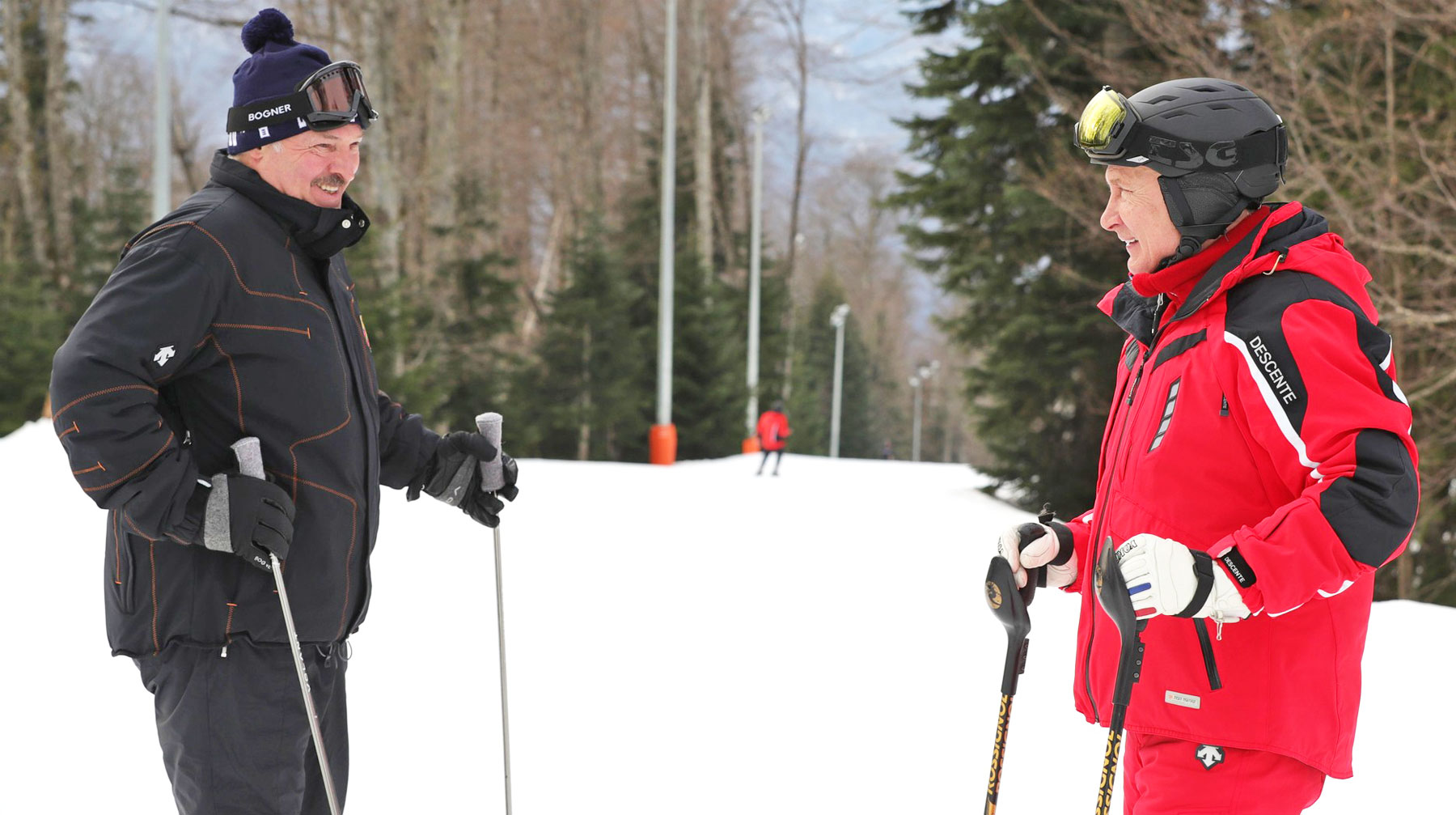 Президенты России и Белоруссии покатались на горных лыжах Президент РФ Владимир Путин и Президент Республики Беларусь Александр Лукашенко