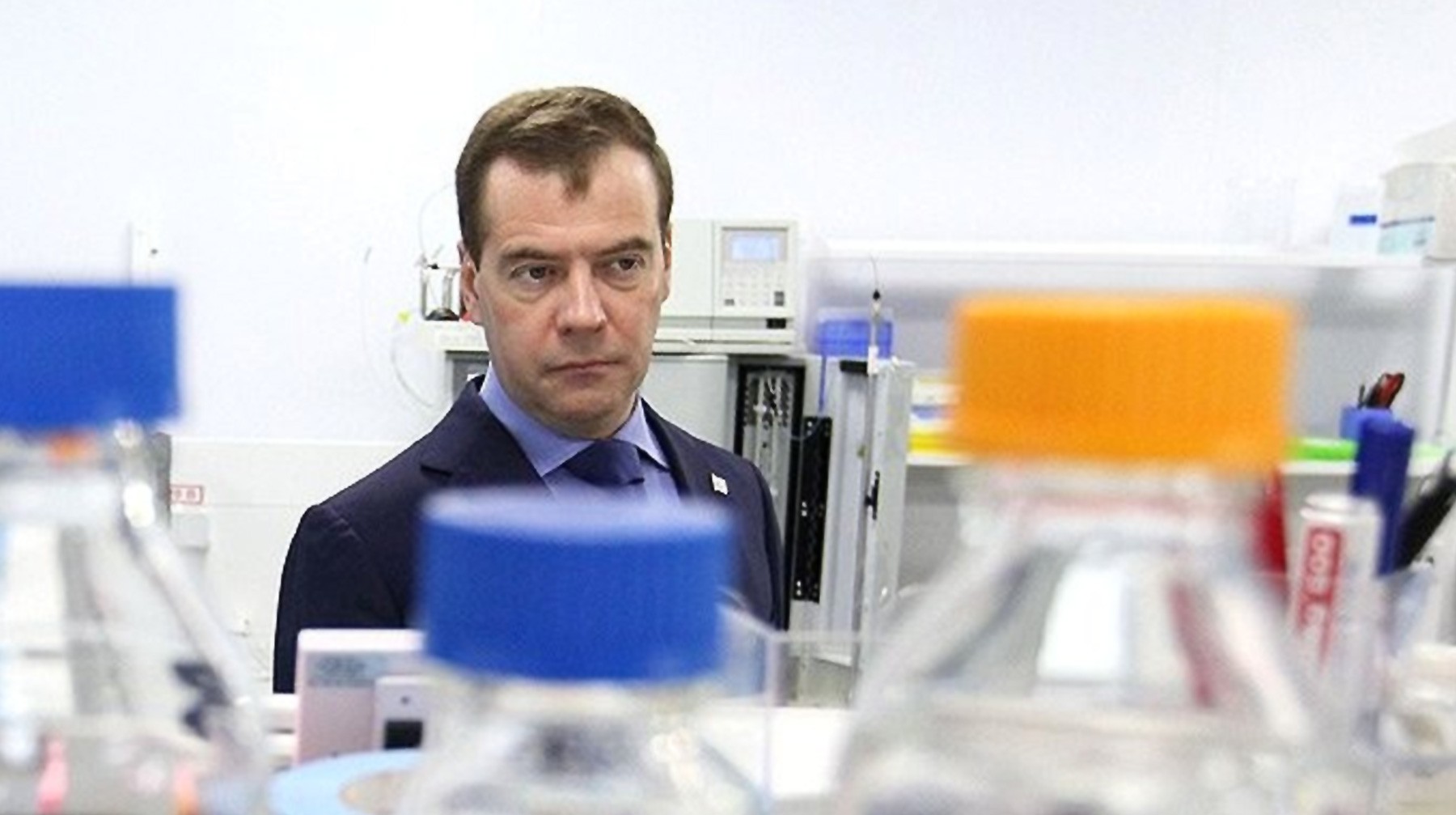 Dailystorm - Медведев рассказал, почему предпочитает воду с газом