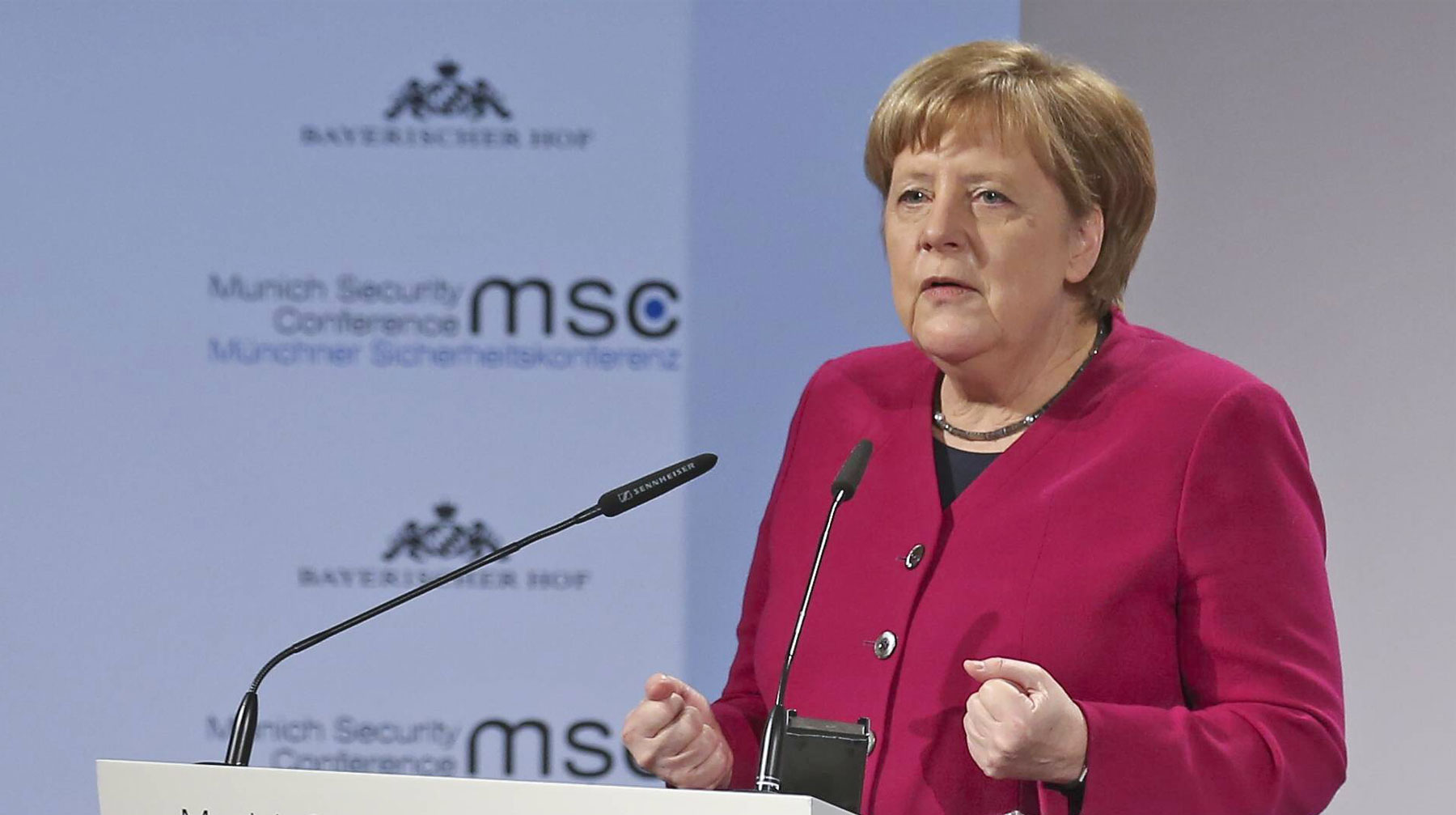 Несмотря на призыв к диалогу между странами, новый пакет санкций был утвержден Канцлер Германии Ангела Меркель