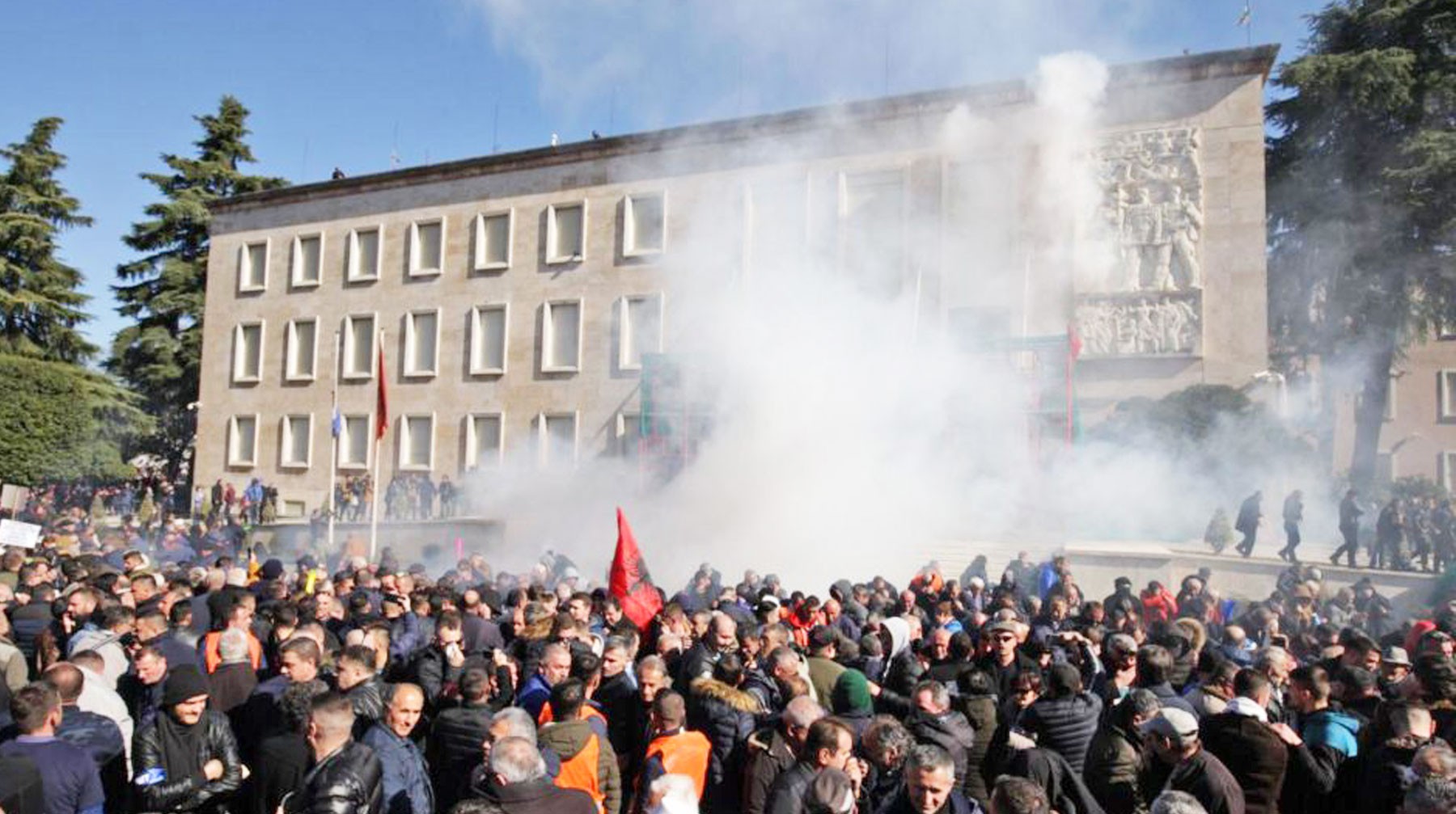 Dailystorm - Участники протеста в Албании атаковали резиденцию премьер-министра