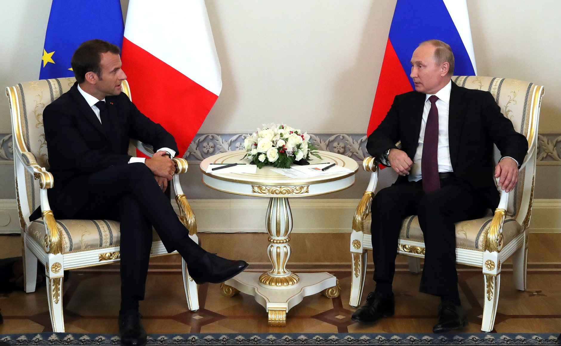 Президенты также обсудили Украину и борьбу с террористами Российский президент Владимир Путин и французский лидер Эммануэль Макрон