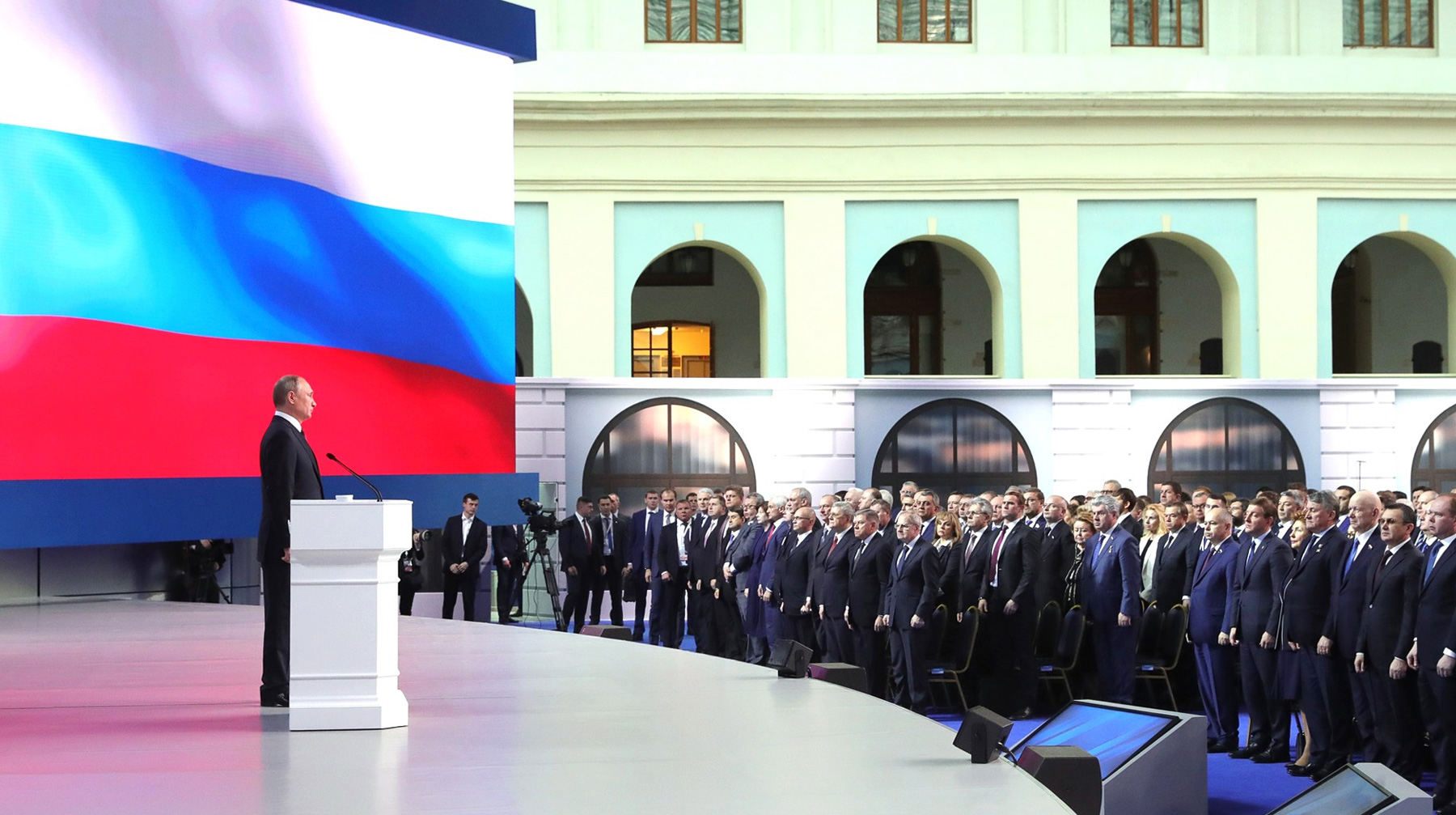 Спикер Госдумы считает, что президент помогает россиянам, которые находятся в трудной жизненной ситуации Послание Президента РФ Владимира Путина к Федеральному Собранию РФ