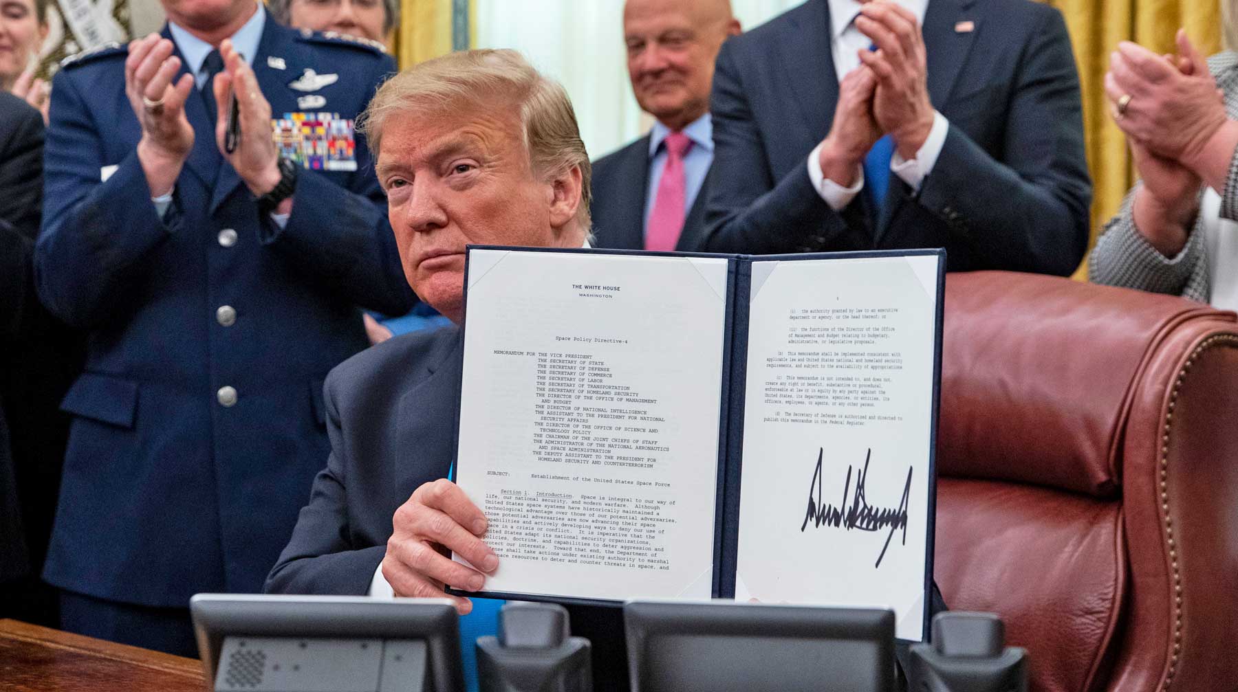 Американский президент подписал распоряжение о создании шестого вида вооруженных сил страны — Космических сил в составе ВВС США Президент США Дональд Трамп