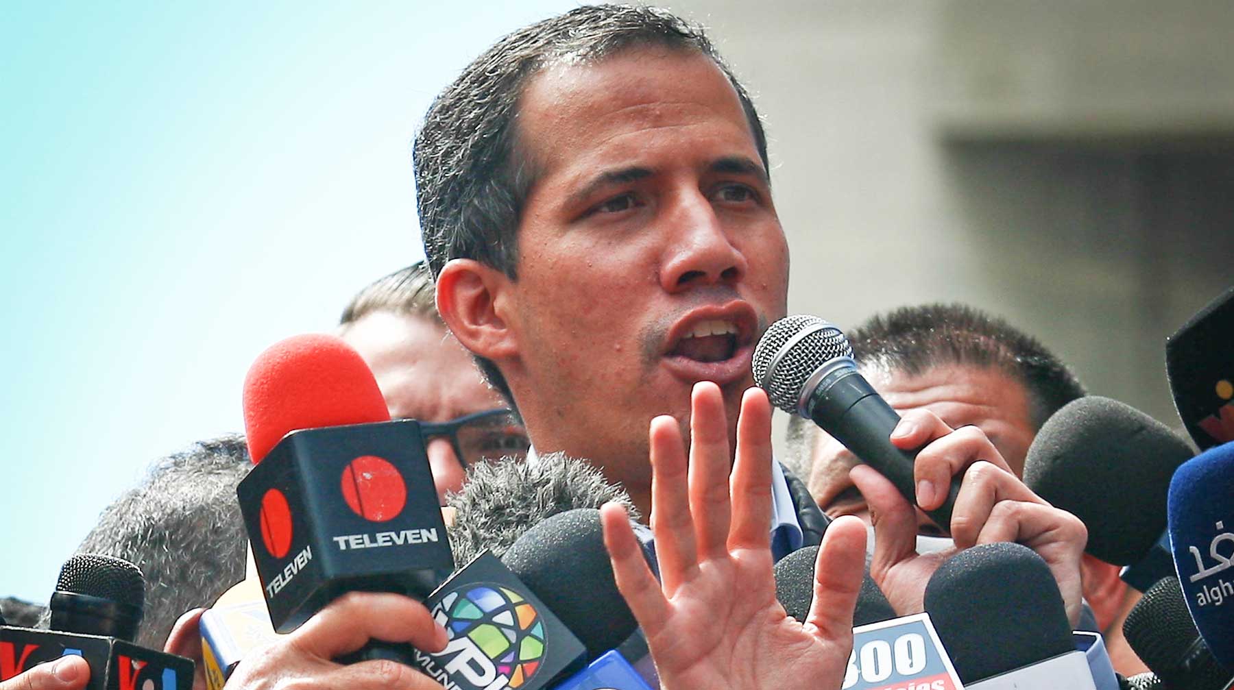 Провозгласивший себя президентом глава оппозиции разрешил поставку гуманитарной помощи в Венесуэлу Хуан Гуайдо