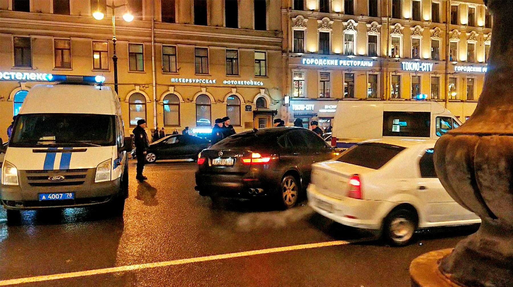 Dailystorm - Момент наезда BMW на пешеходов в Петербурге попал на видео