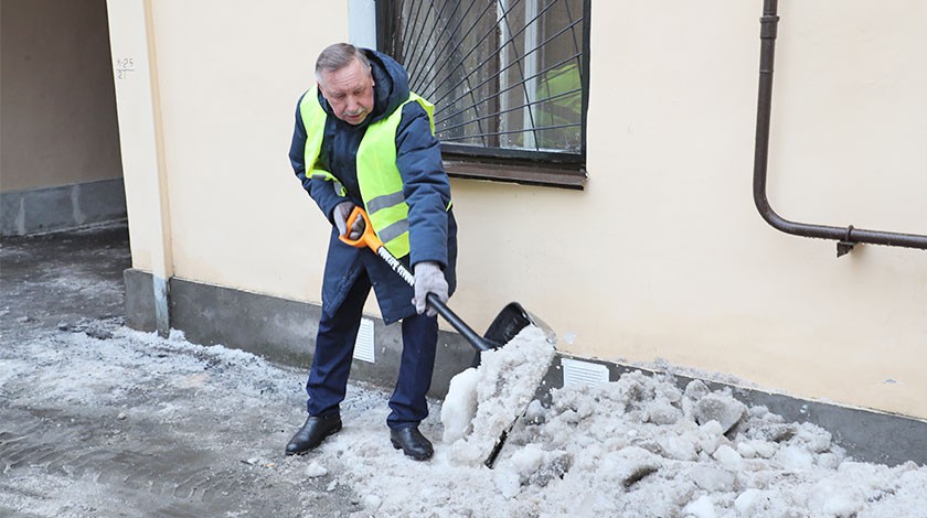 Врио губернатора Санкт-Петербурга Александр Беглов на уборке снега в Петербурге