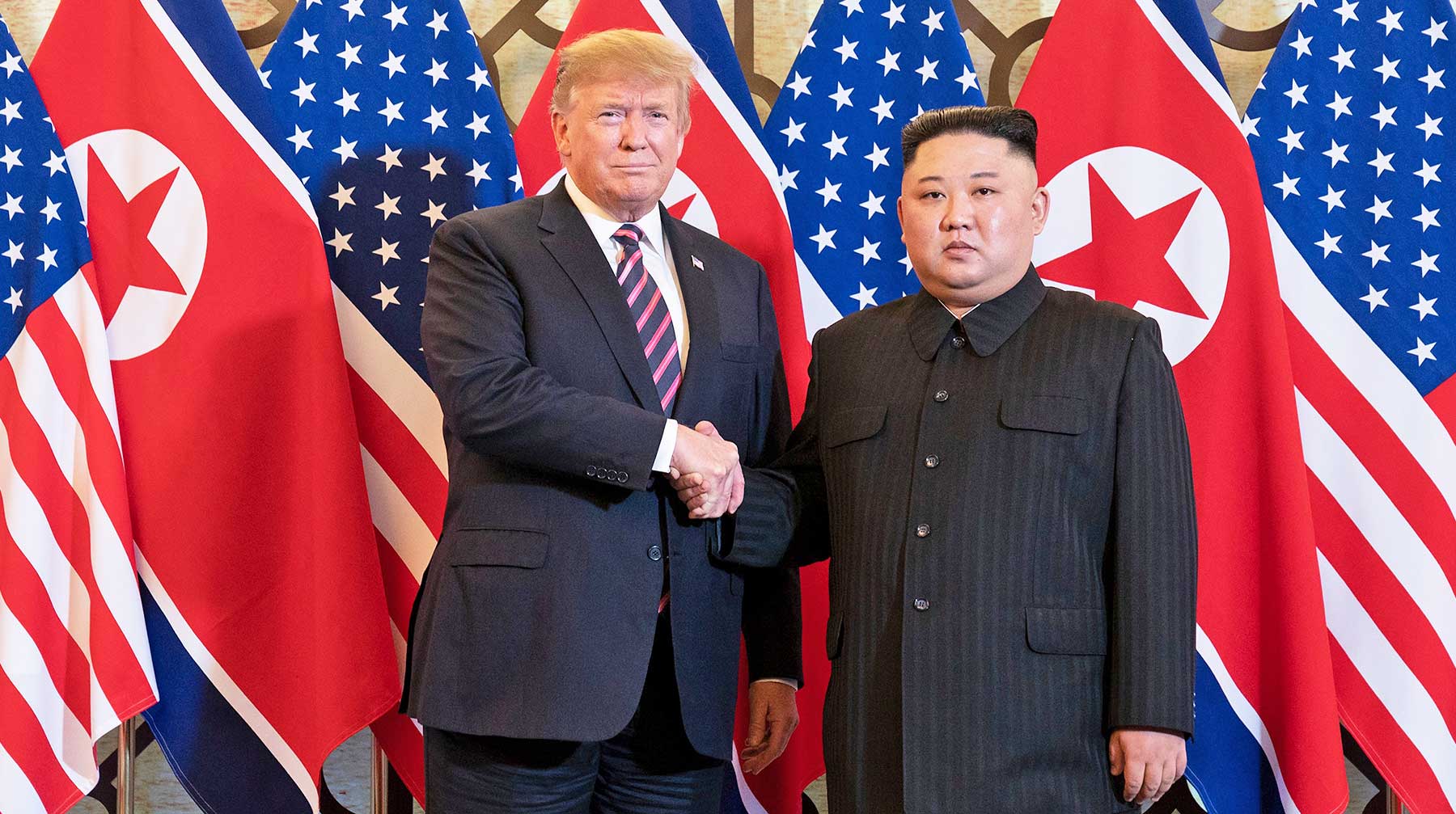 Встреча американского и северокорейского лидеров завершилась раньше запланированного срока Президент США Дональд Трамп и лидер КНДР Ким Чен Ын