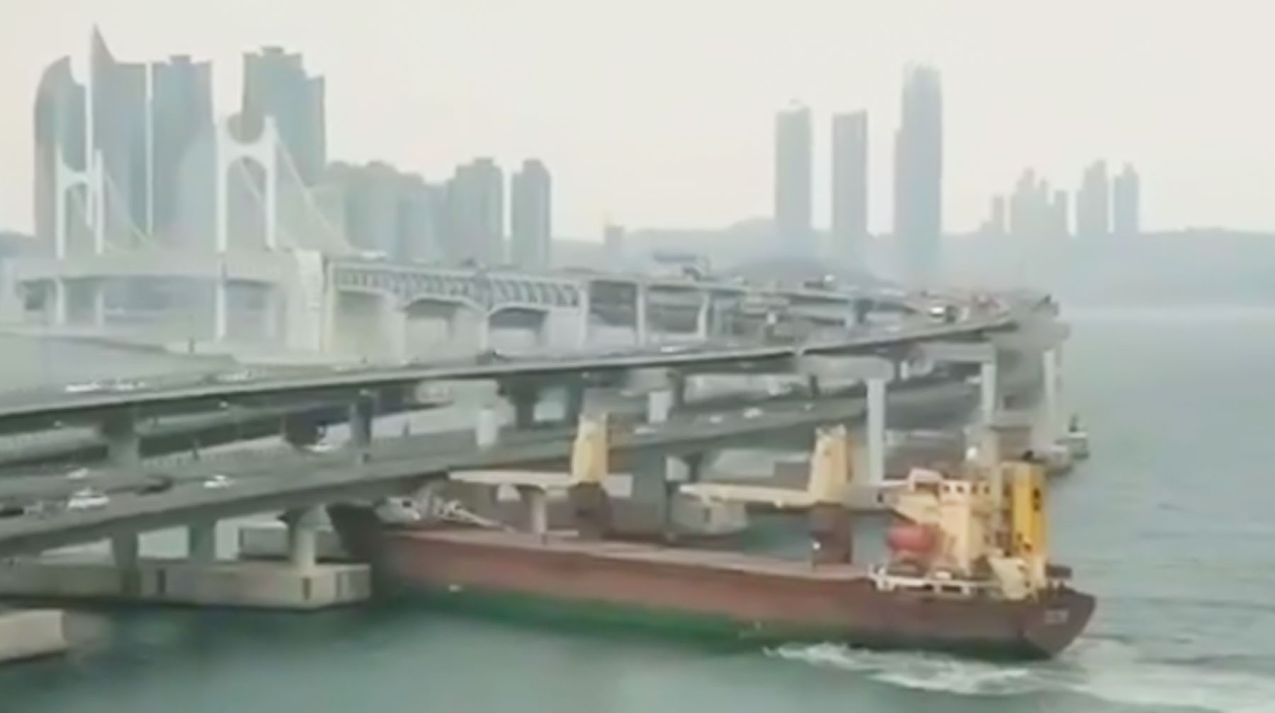 Dailystorm - Российское судно с пьяным капитаном протаранило автомобильный мост в Корее