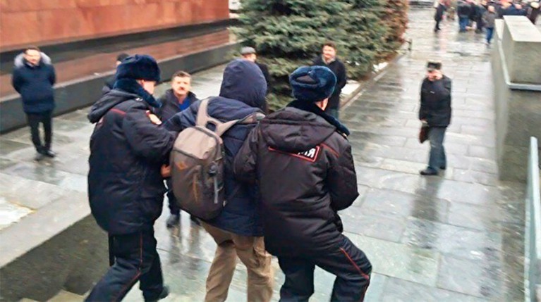 У могилы Сталина на Красной площади задержали двух активистов проекта «Декоммунизация» — Daily Storm