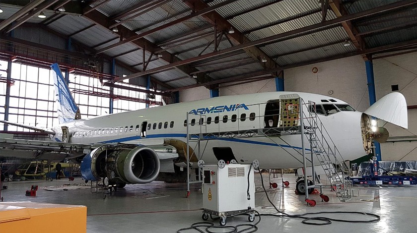 Boeing 737-500 на территории предприятия «Завод 410 ЦА»