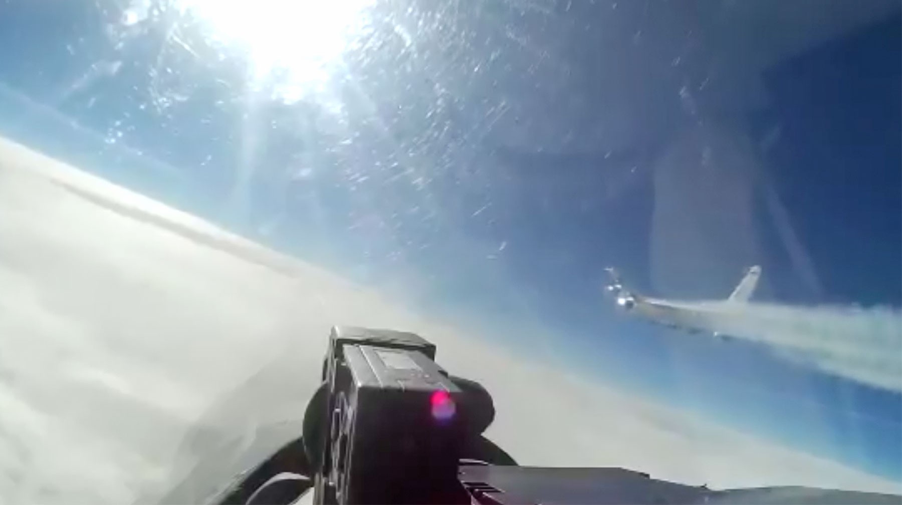 Dailystorm - Опубликовано видео перехвата российским Су-27 самолета-разведчика США
