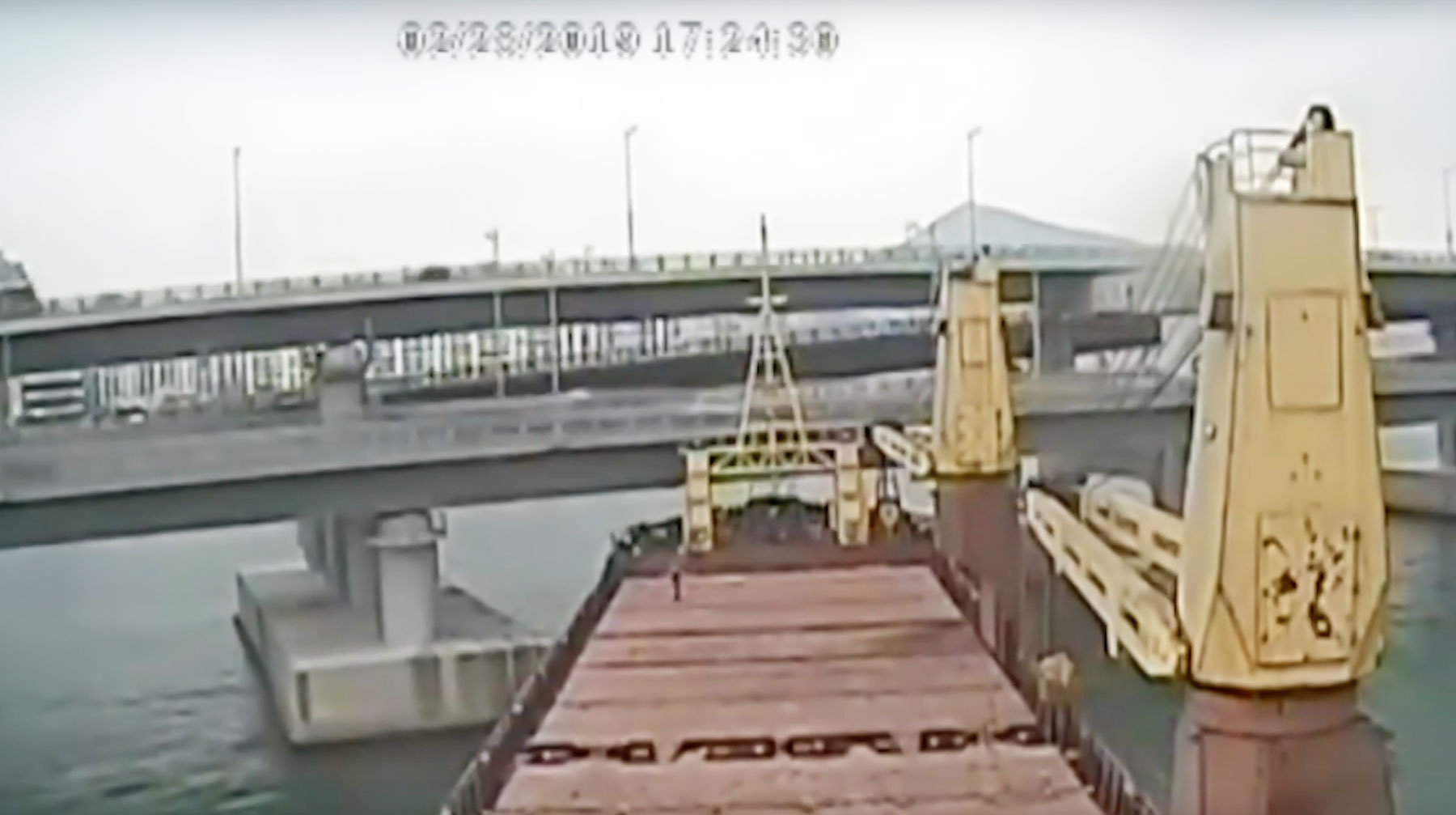 Сухогрузу Seagrand удалось избежать столкновения с яхтой, но позднее он врезался в мост undefined