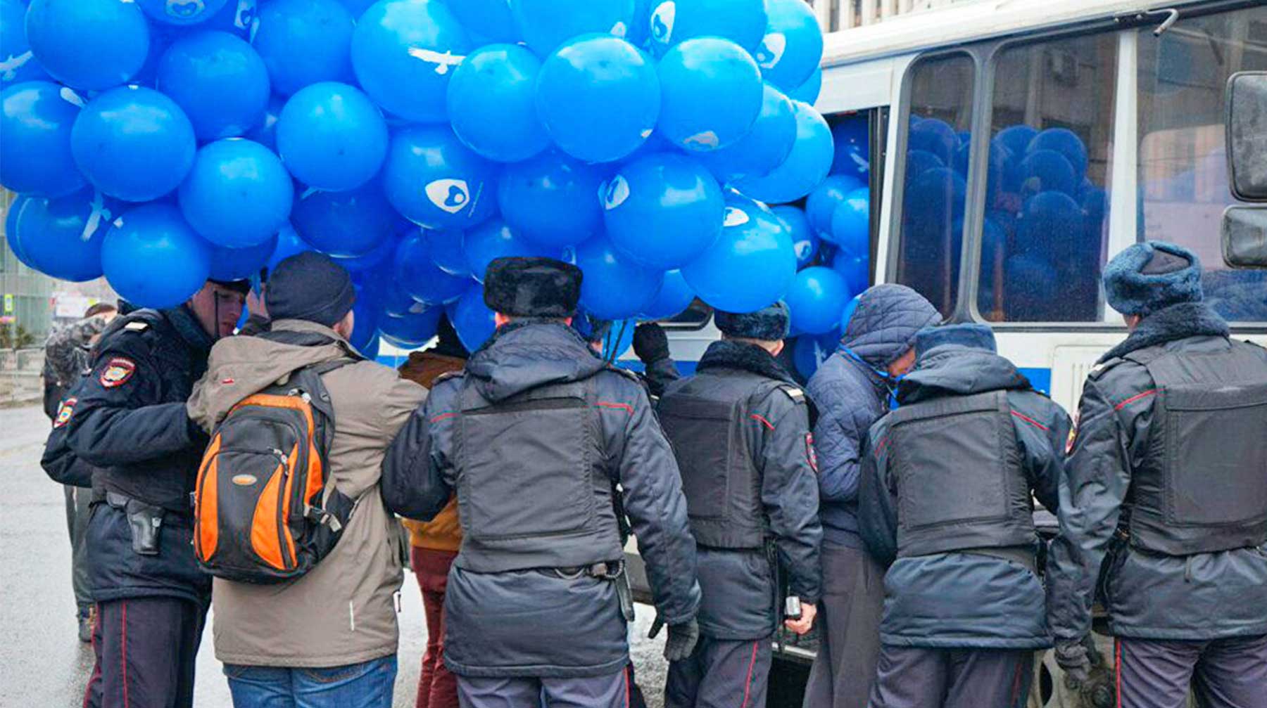 Задержанных доставили в полицию вместе с их связками воздушных шаров undefined