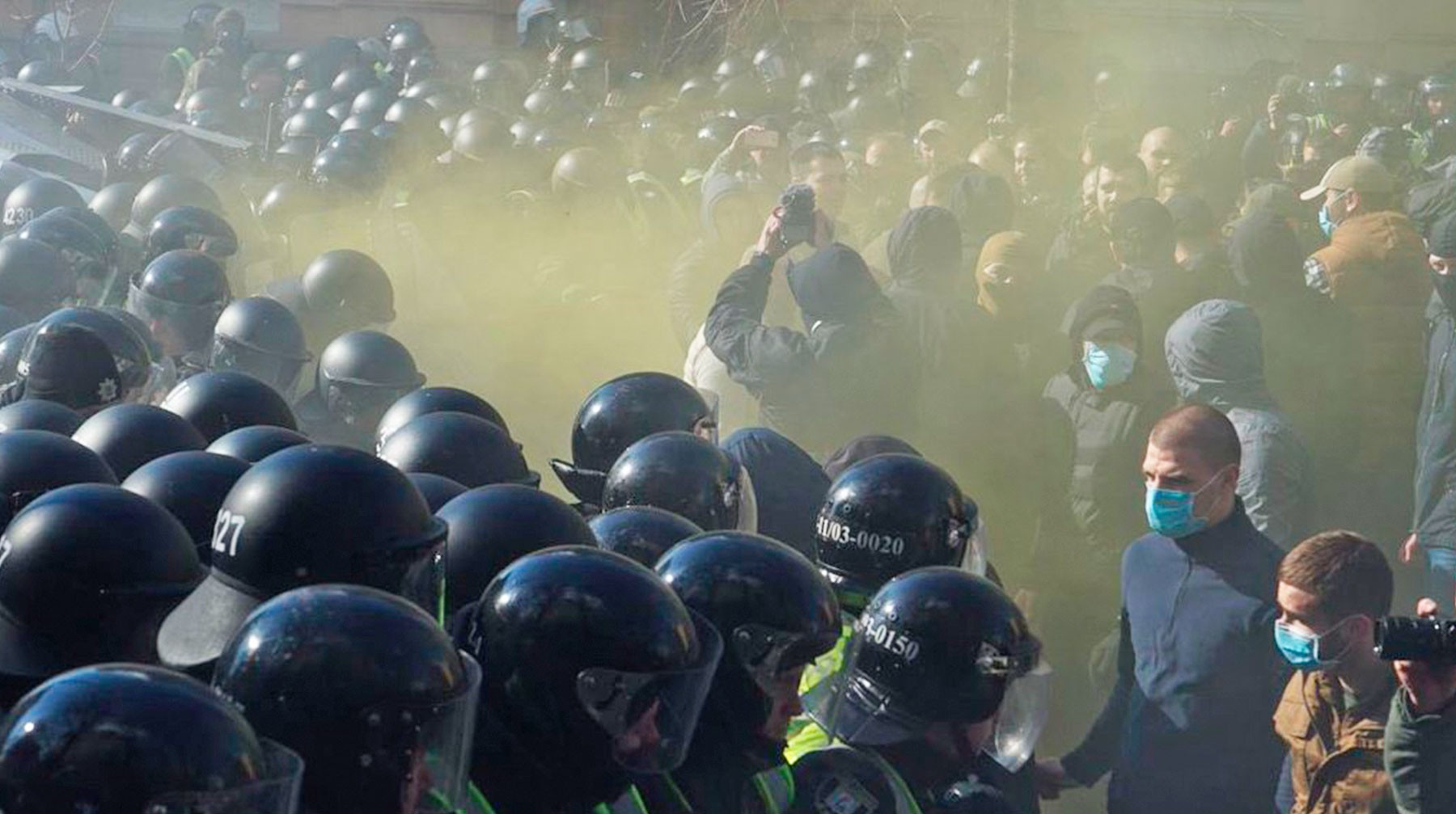 Dailystorm - Радикалы попытались прорваться в здание администрации Порошенко в Киеве