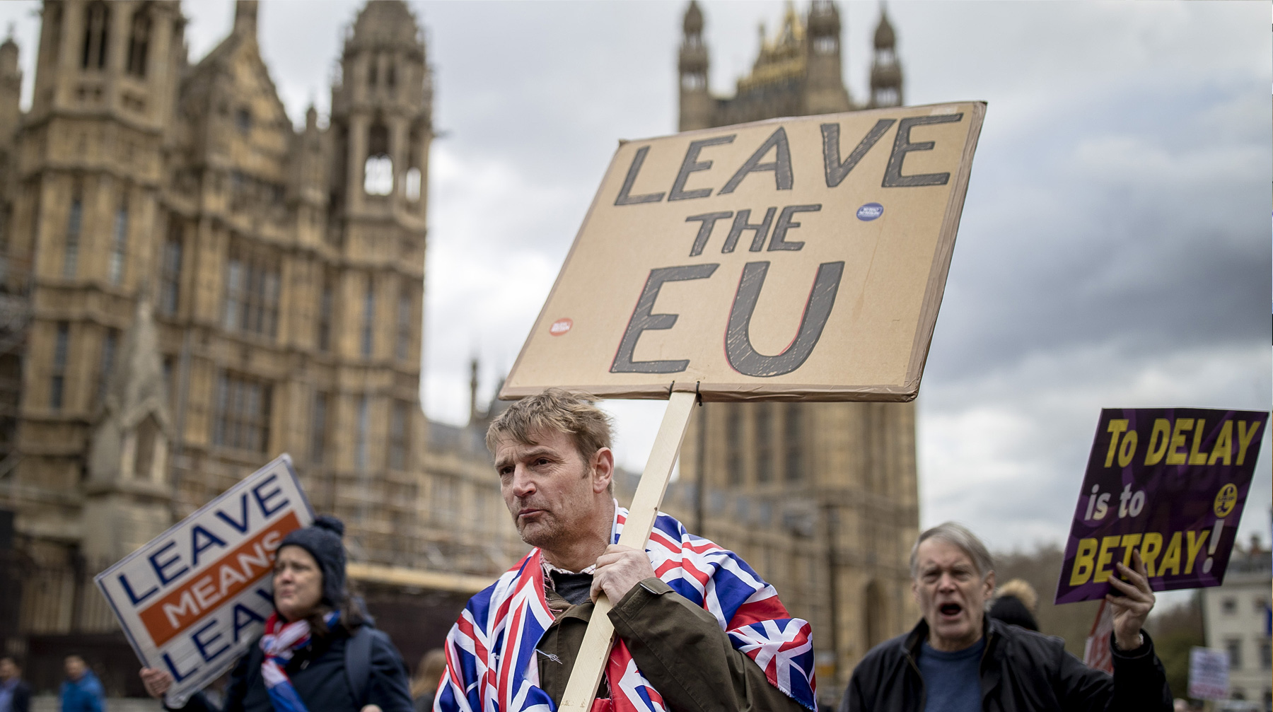 Лондон должен покинуть ЕС 29 марта, но сроки могут измениться Протестующие проходят маршем через Вестминстер, 13 марта 2019 года, Лондон, Великобритания