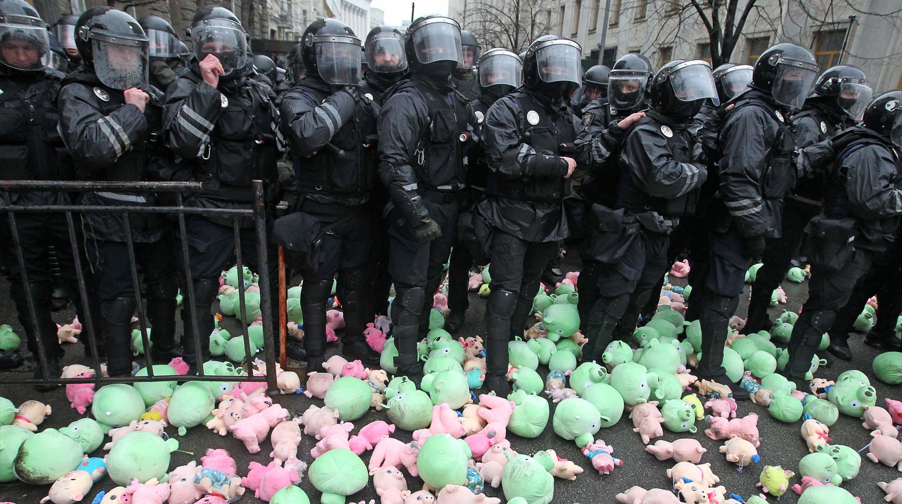Протестующие пришли к администрации президента Украины с требованием наказать коррупционеров из оборонной сферы страны Фото: © GLOBAL LOOK Press / Pavlo Gonchar / ZUMAPRESS.com