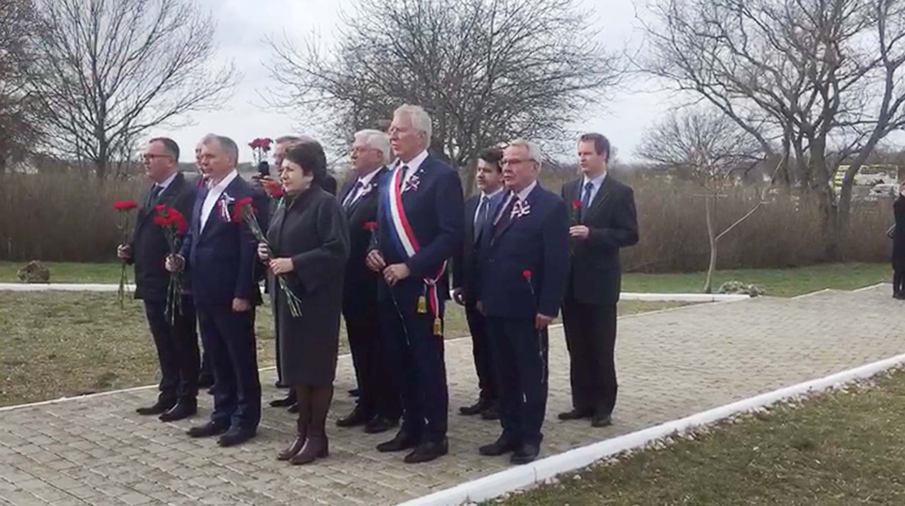 Dailystorm - Делегация политиков Франции возложила цветы на мемориальном кладбище в Севастополе