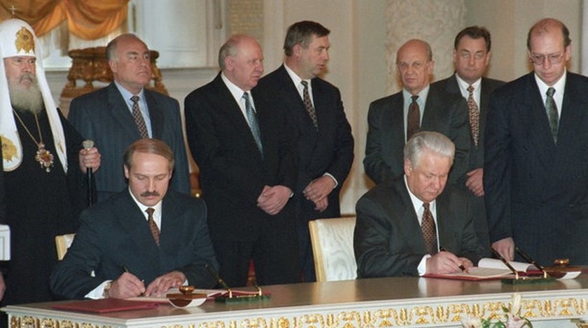 Подписание договора «О Союзе Беларуси и России» Борисом Ельциным и Александром Лукашенко.