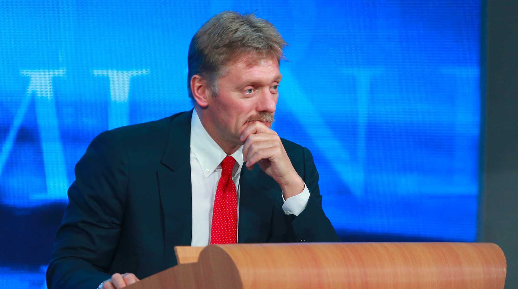 Песков: Кремль не будет оценивать выборы на Украине до окончания второго тура
