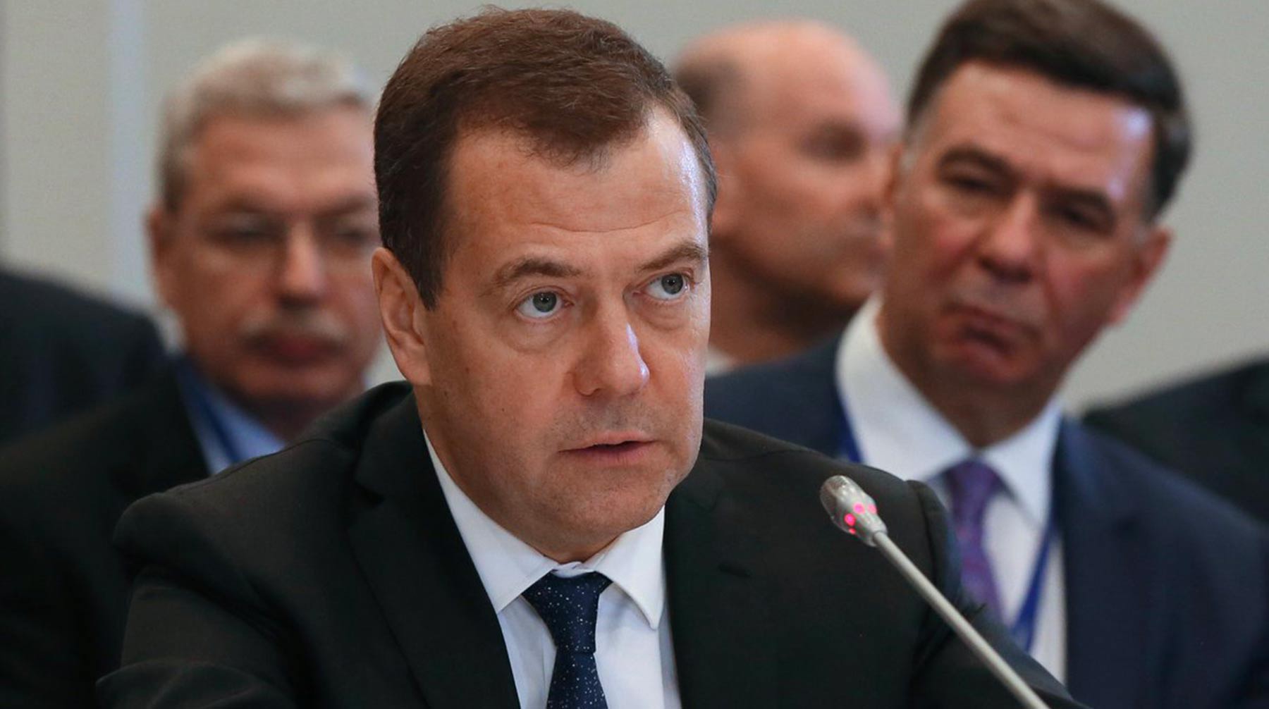 Dailystorm - Медведев вновь попробует продлить заморозку цен на бензин