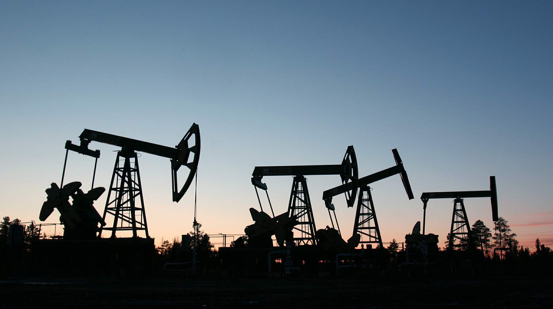 Dailystorm - Власти и нефтяники подписали протокол о заморозке цен на топливо на три месяца