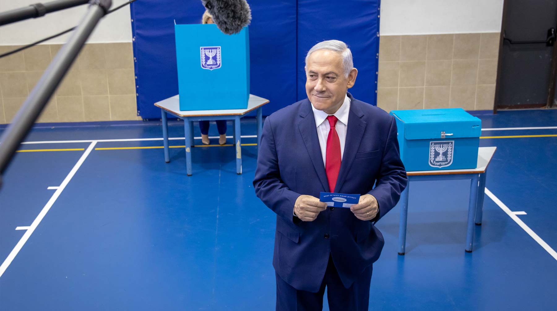 По данным ЦИК Израиля, после обработки 64,24% бюллетеней партия действующего премьер-министра лидирует на выборах в парламент Премьер-министр Израиля Биньямин Нетаньяху