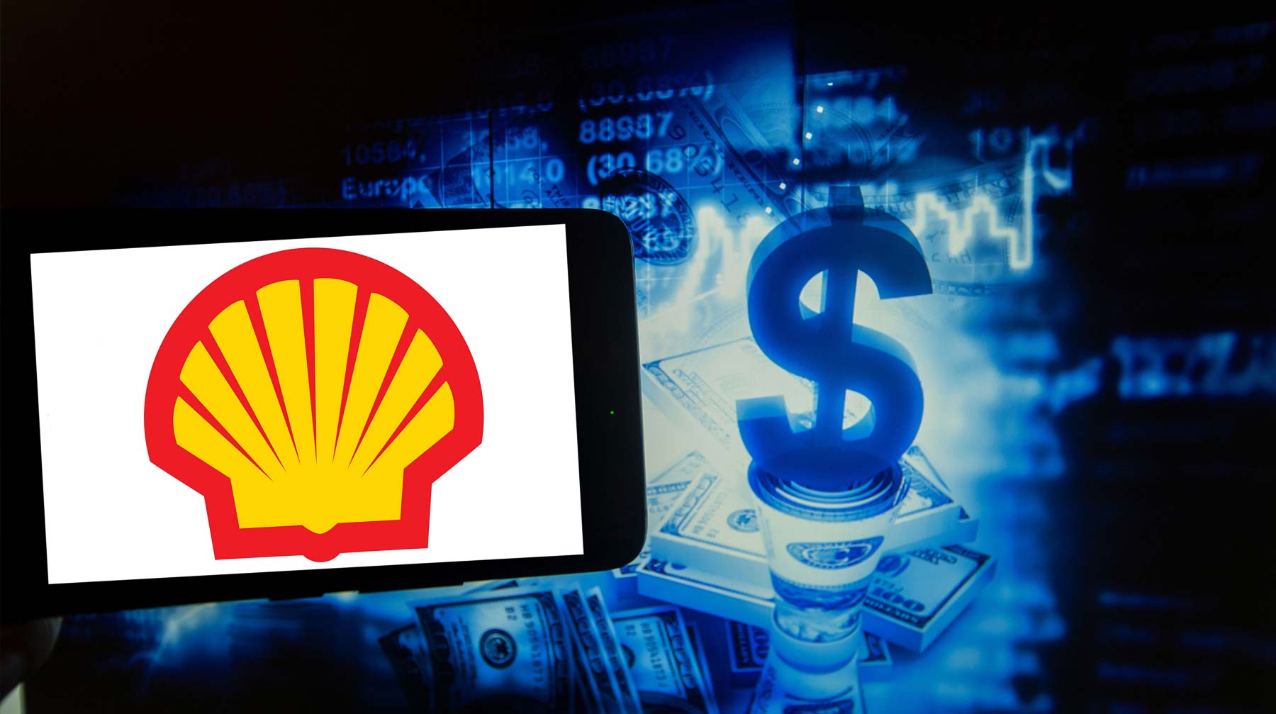 В нидерландской компании уточнили, что это решение не скажется на сотрудничестве с газовым гигантом Логотип Royal Dutch Shell рядом с иллюстрацией фондового рынка
