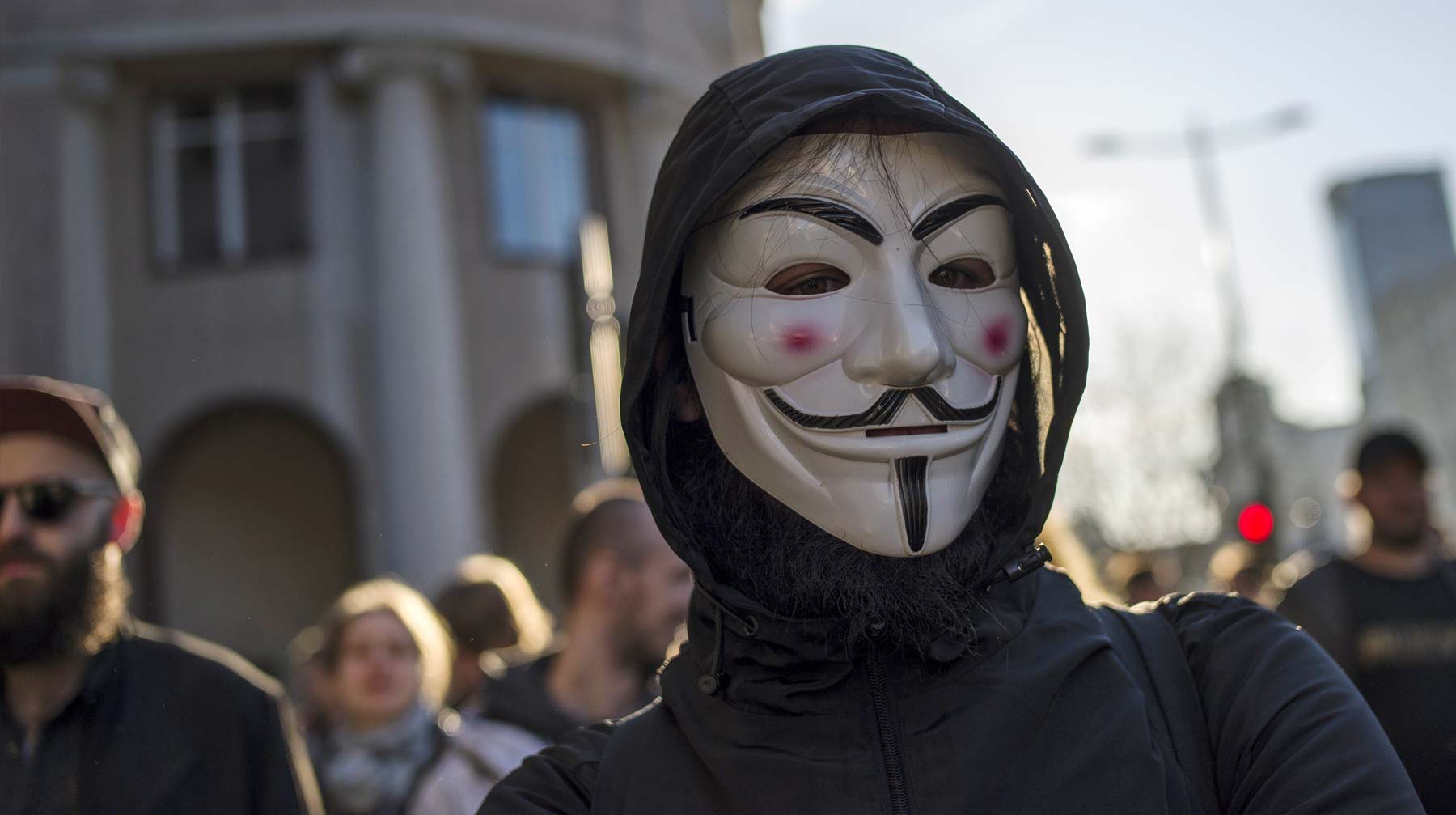 Dailystorm - Хакерская группа Anonymous предъявила ультиматум арестовавшим Ассанжа