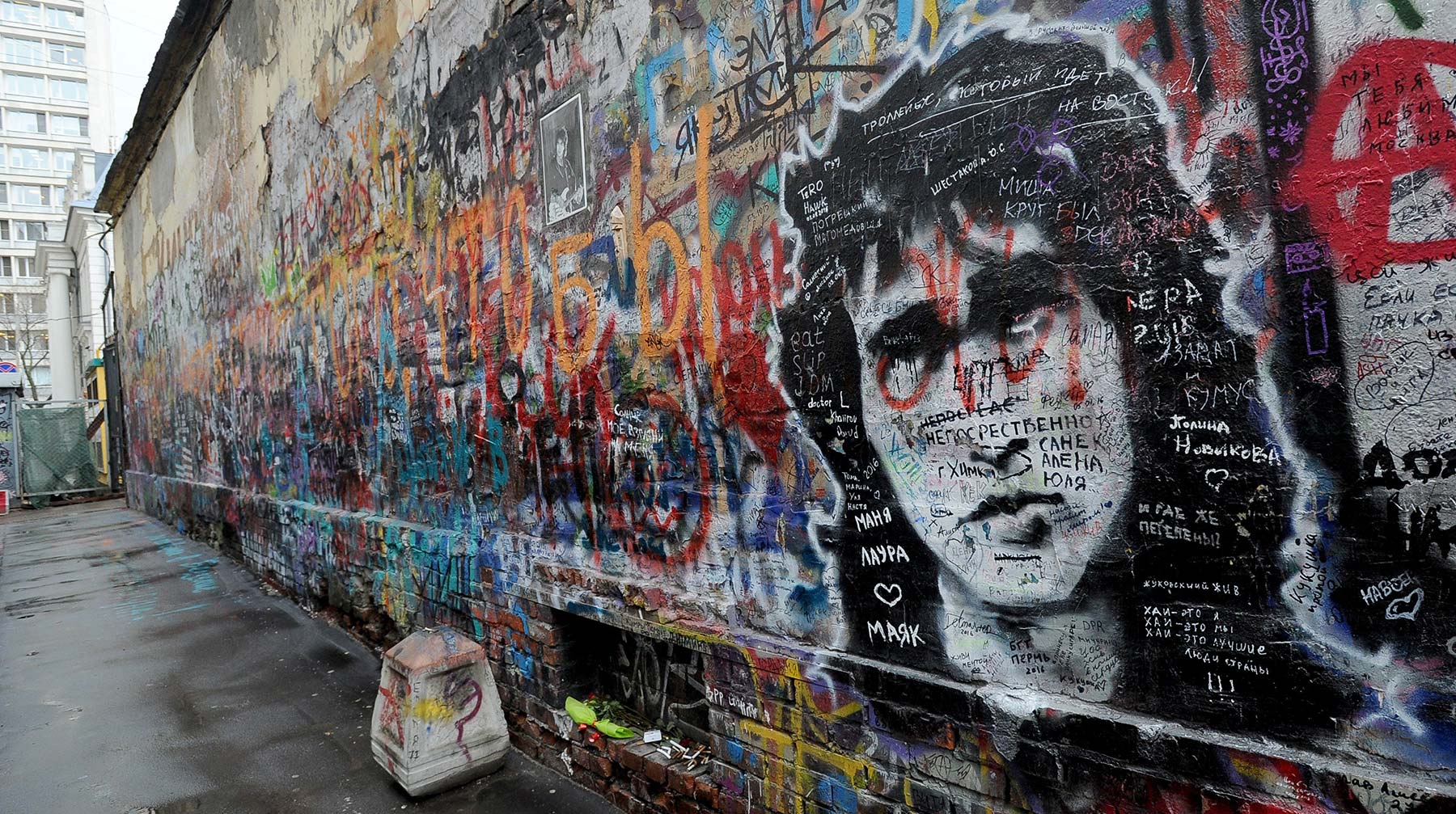 На популярной у поклонников творчества рок-музыканта стене появилась надпись: «Перемен требуют наши сердца» Стена Цоя на ул. Арбат