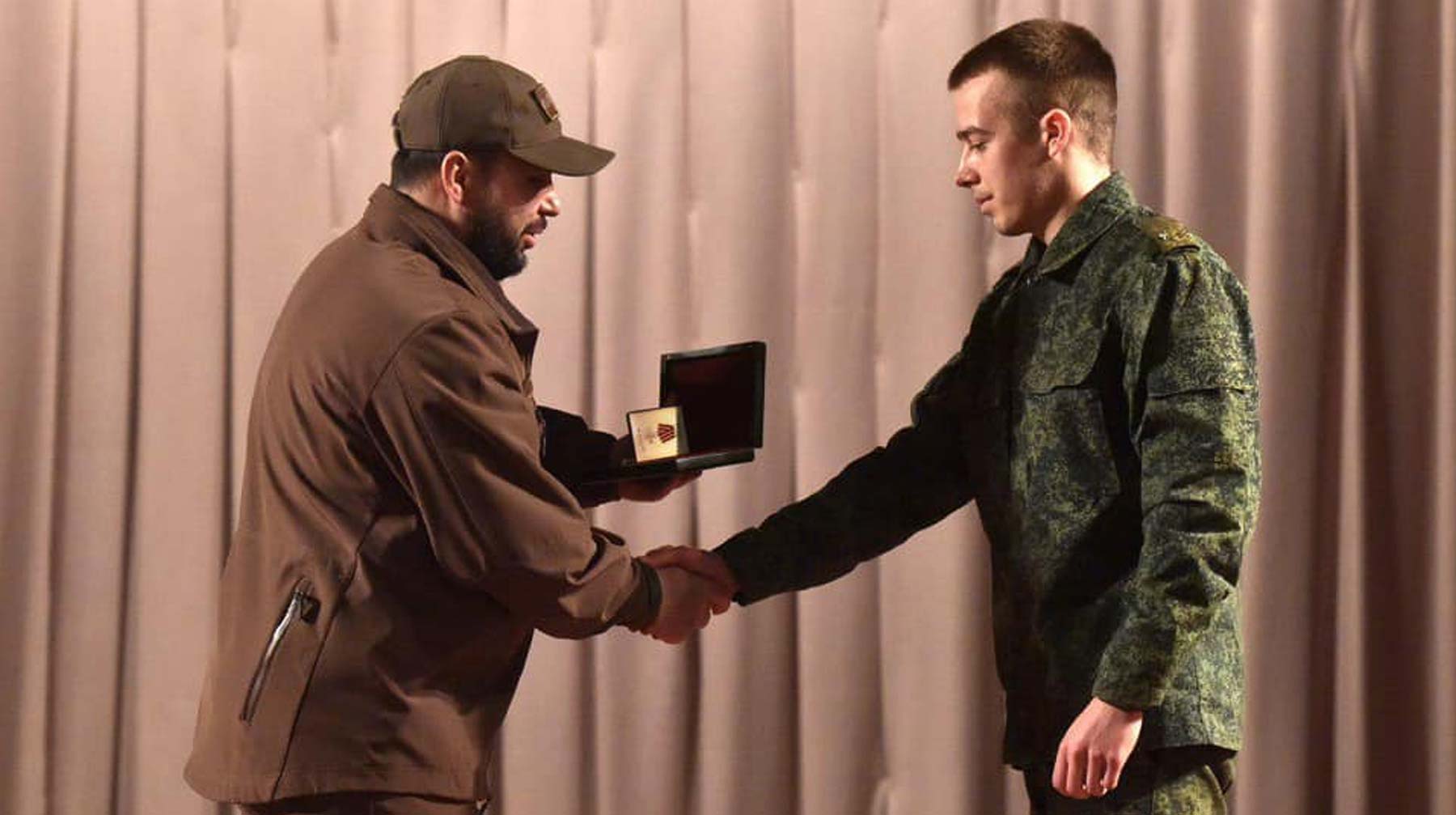 Денис Пушилин, одетый в военную форму, вручил награды морпехам undefined