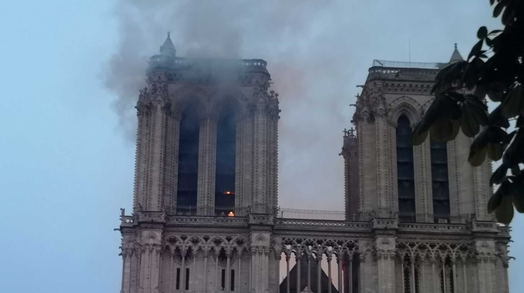 Огонь пылал в памятнике мировой культуры более восьми часов Фото: © GLOBAL LOOK press / Xinhua