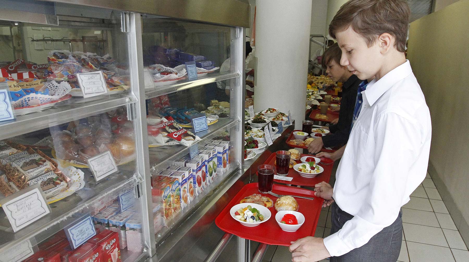 Необходимые фрукты, овощи, рыба, мясо и молоко должны быть в меню учащихся, подчеркнул премьер Фото: © Агенство Москва / Киселев Сергей