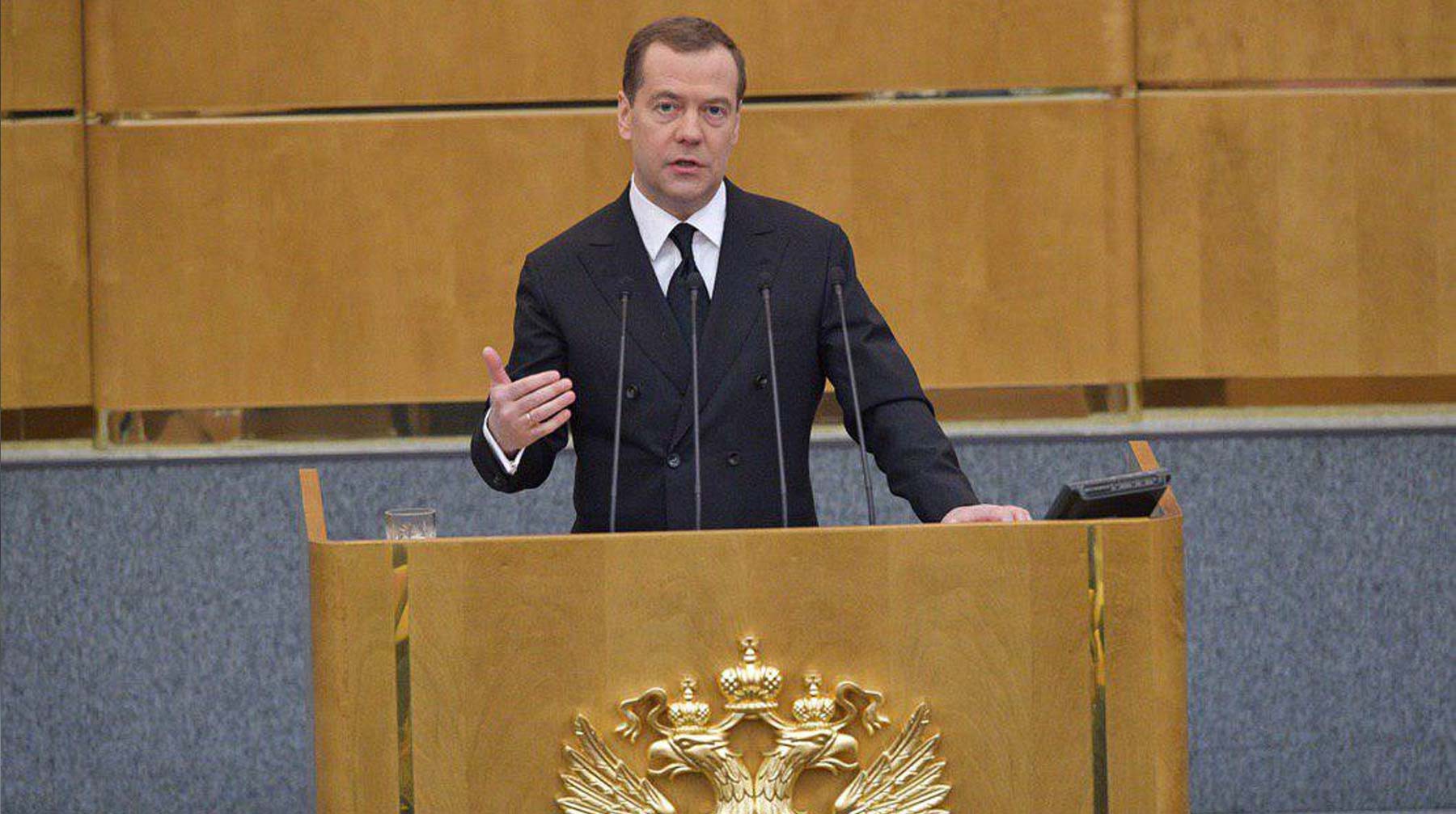 Dailystorm - Медведев запретил ввозить украинскую обувь, одежду и бюстгальтеры