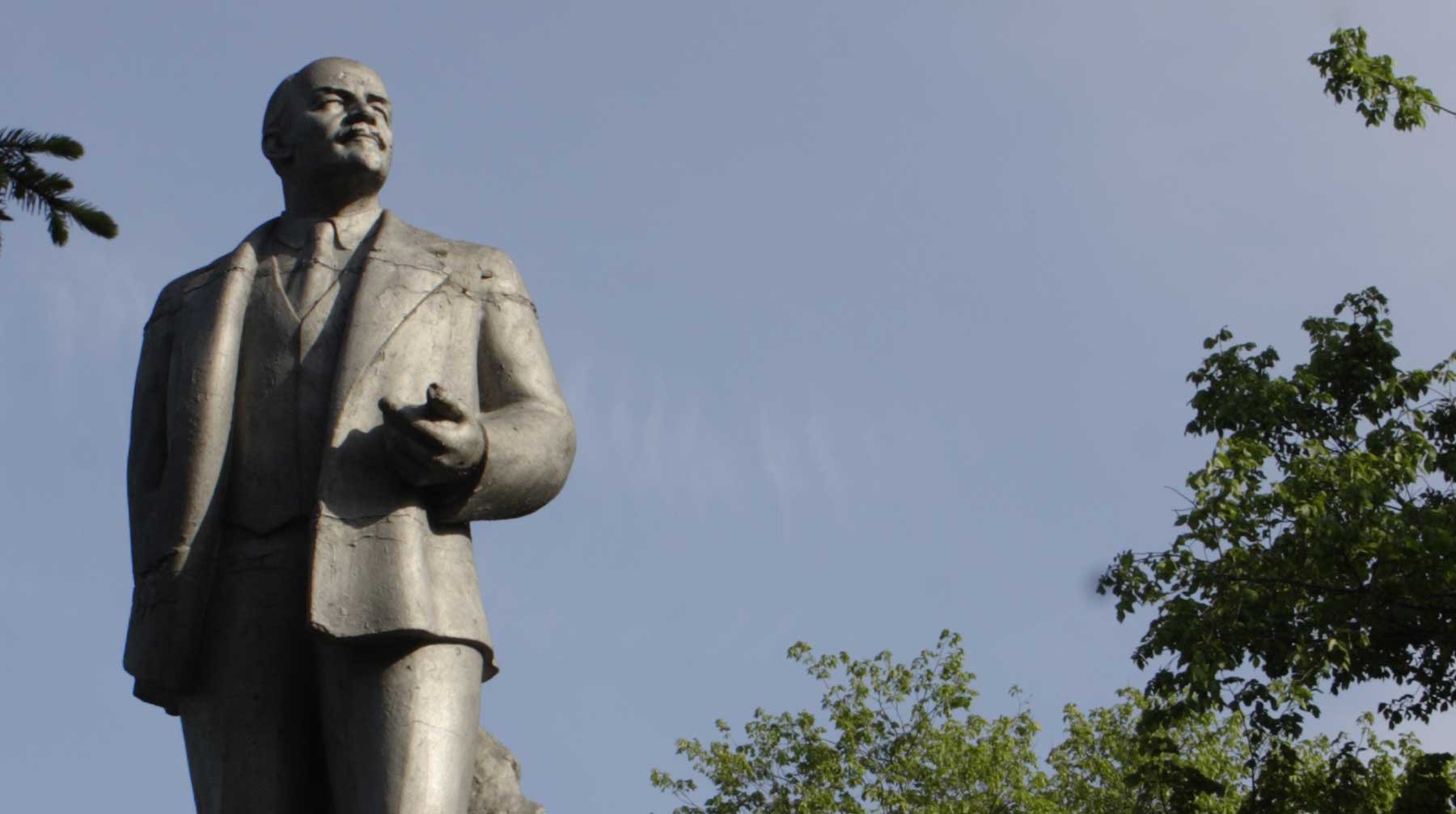Dailystorm - В России потребовали снести памятники Ленину в день его рождения