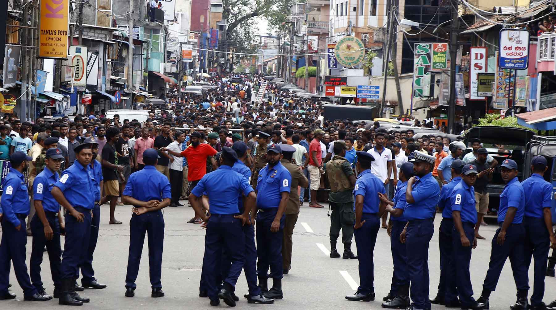 Dailystorm - Восемь взрывов в Шри-Ланке на католическую Пасху унесли жизни более 200 человек