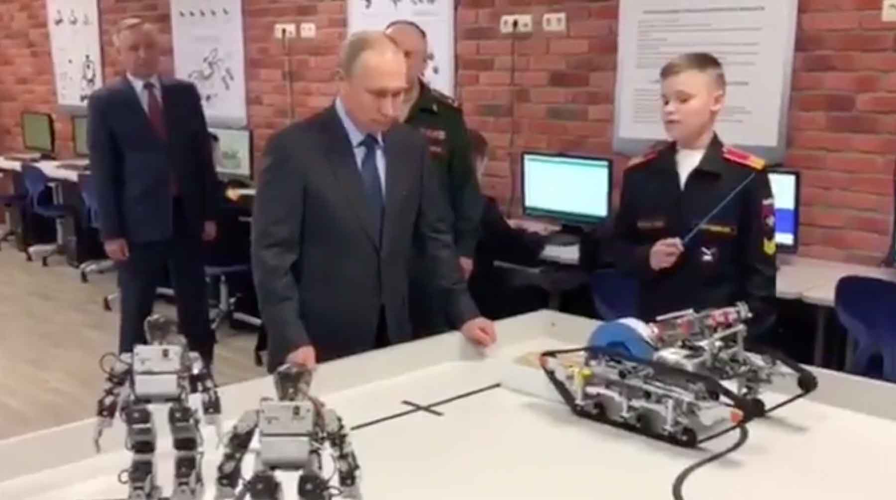 Презентация прототипов роботов-минеров прошла в Суворовском училище в Питере Скриншот: © twitter.com / @Kremlinpool_RIA